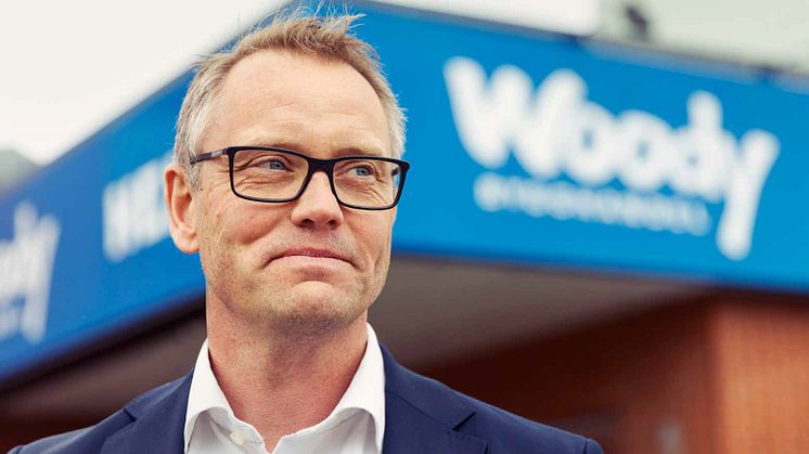Fredrik Johanson, VD för Woody Bygghandel AB kan från och med idag fredag 30/11 räkna in 94 anläggningar i Woody-kedjan, när PoG Woody Bygghandel inviger sin helt nya proffsanläggning på Väla Södra i Helsingborg. 