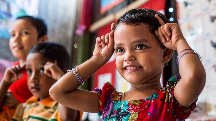 Femåriga Chandni Akhter går i förskolan i Dhaka, Bangladesh. Tack vare samarbetet mellan UNICEF och H&M Foundation kan fler utsatta barn gå i skolan i landet.