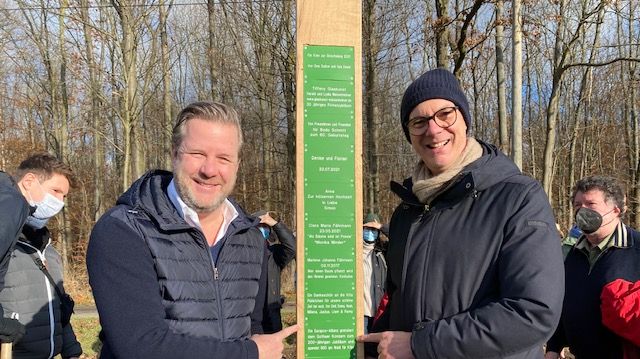 Gothaer CEO Oliver Schoeller und COO Dr. Mathias Bühring-Uhle mit Plakette.jpg