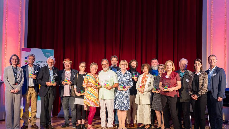 Alle glücklichen Preisträger des WWKULTURPREIS23 von Bad Nenndorf bis Paderborn mit der Jury.