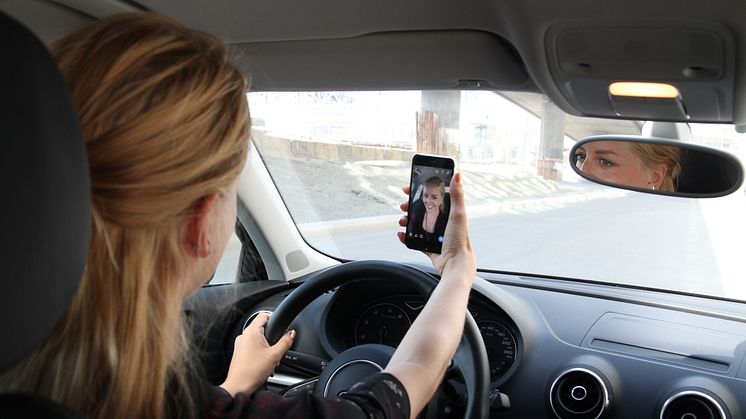 Det er bilister som havner i feil kjørebane blant annet som følge av at man tar en selfie. 