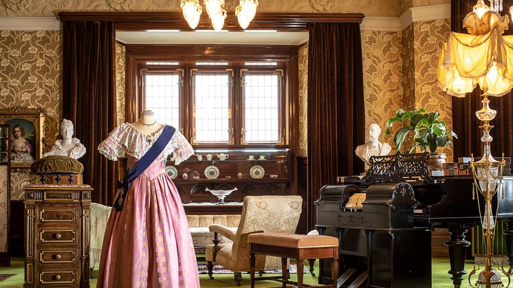 I slottets vackra salonger visas praktfullt 1800-talsmode.