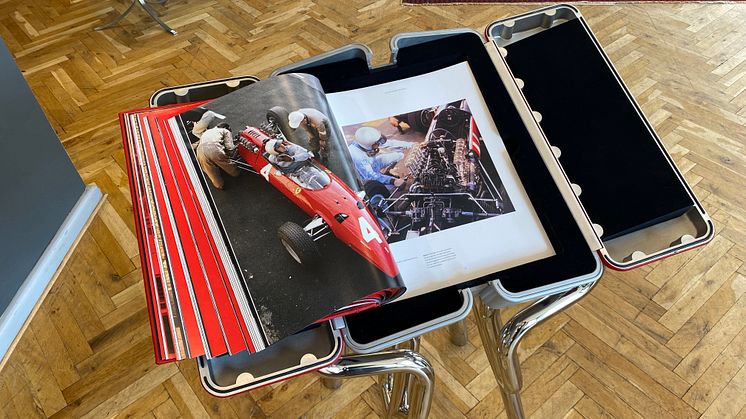 En eksklusiv bogskulptur af designeren Marc Newson er et vaskeægte samlerobjekt for Ferrari-entusiaster og kommer på auktion hos Bruun Rasmussen den 29. september. Ferrari Art Edition er vurderet til 400.000 kr.