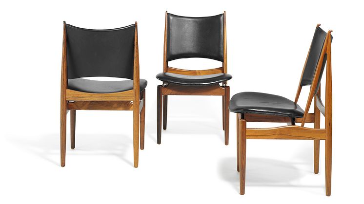 Finn Juhl: "Ægypterstolen". Sjældent sæt på 12 stole med stel af riopalisander. Sæde samt ryg betrukket med sort skind.  Vurdering: 300.000 kr.