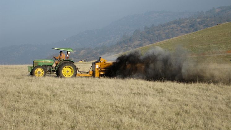 En bonde i Kalifornien lägger på kompost på betesmark som en del av en studie. Foto: Rebecca Ryals.