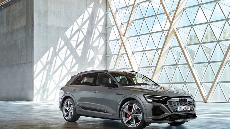 Audi Q8 e-tron (Chronosgrå)