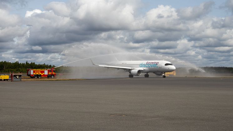 Flygplatsens räddningstjänst sköt vattensalut när det första charterflyget för säsongen landade på Jönköping Airport