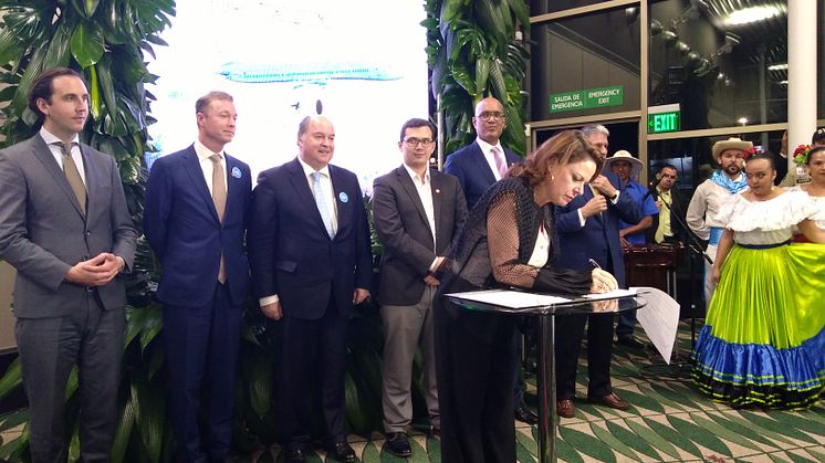 Hensigtserklæringen om at nedbringe Costa Ricas kuldioxid-udslip ved kommerciel flyvning underskrives