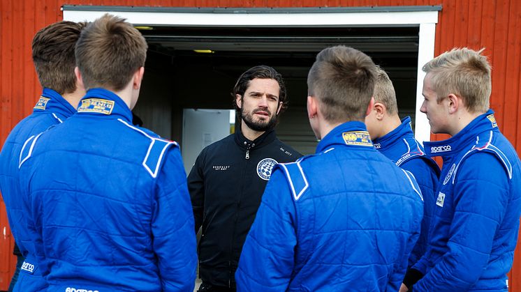 Prins Carl Philip tog sig tid att prata med pristagarna under testet i Karlskoga. Foto: Tony Welam/STCC