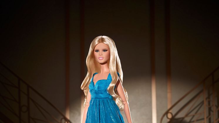 Als Hommage an den ikonischen Modemoment in den 90er Jahre verbindet die neue Barbie das Model Claudia Schiffer mit der glamourösen Marke Versace.