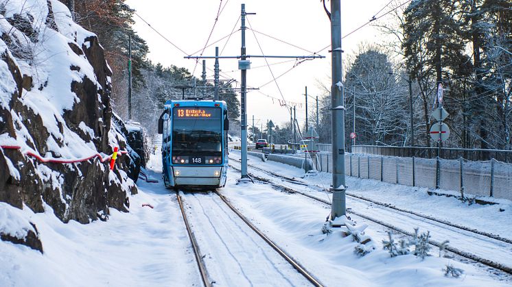 Foto av trikk på i vinterlandskap på Ekebergbanen. Foto: Sporveien