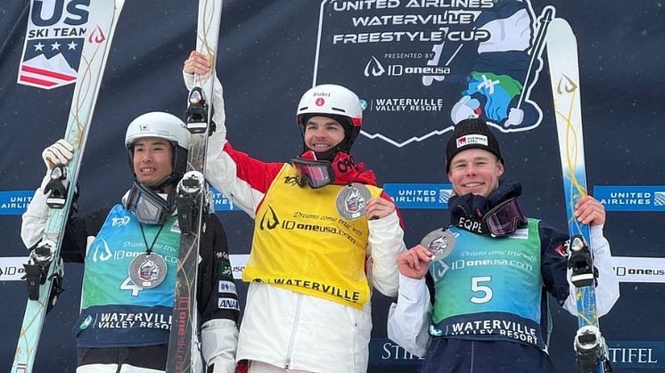 Herrarnas pall på världscupen i Waterville, USA. Fr.v. Ikuma Horishimam (JPN), Mikael Kingsbury (CAN) och Walter Wallberg.