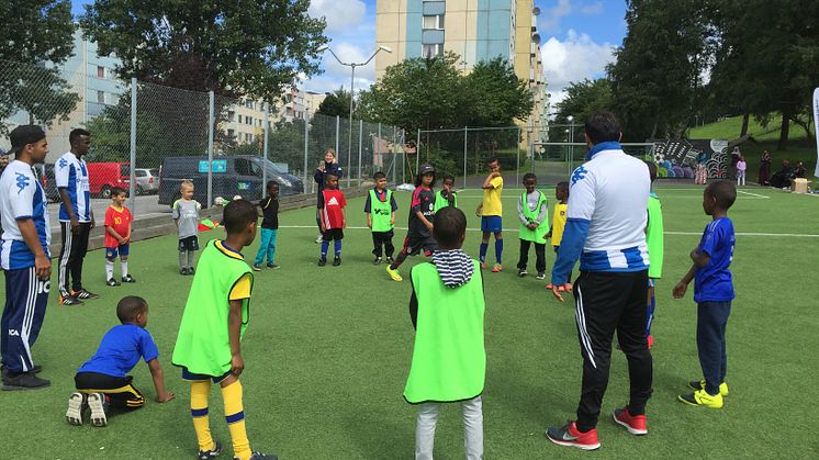 Fotbollsskola för barnen på Siriusgatan i Bergsjön med IFK