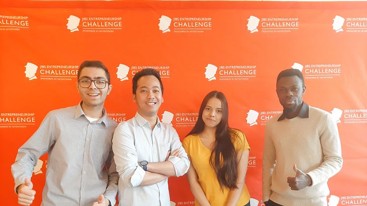 Vinnarna av JIBS Entrepreneurship Challenge 2021, från vänster: Ishaan Chandok, Eko Wahyu Kuncoro, Devika Dileep och Raphael Lauren Owusu. "Vi vill ge bort en del av våra prispengar till välgörenhet, i sann social entreprenörskapsanda,"