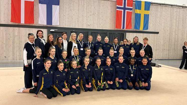 Hela den svenska delegationen vi de nordiska mästerskapen i rytmisk gymnastik 2022