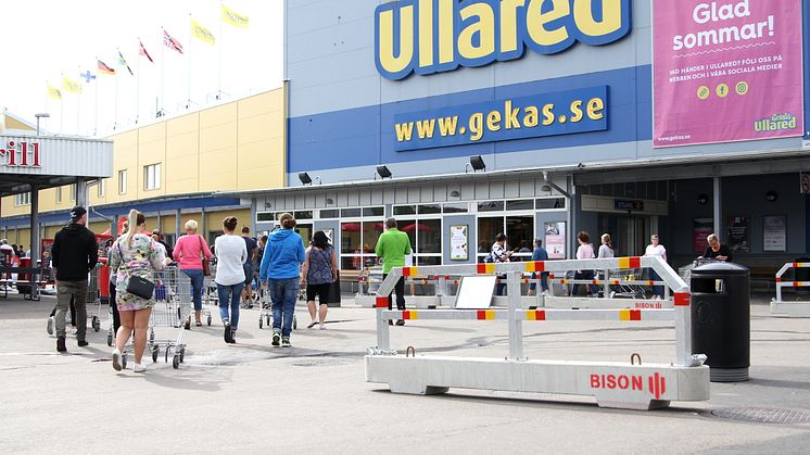 Betongbarriärer utanför Gekås Ullared