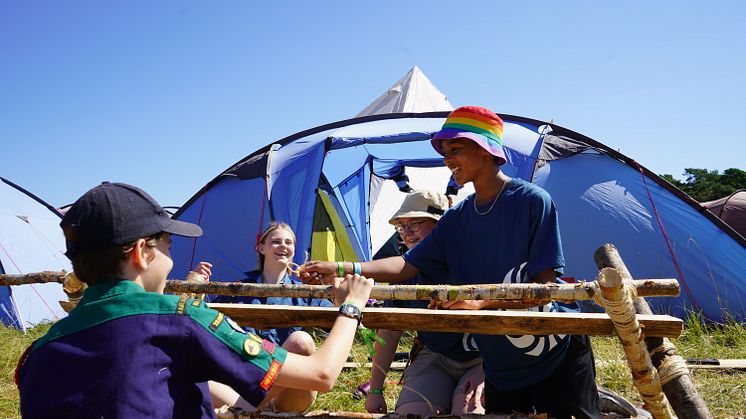 Elvie Biolcati-Brennan, Hilma Breitholtz, Ida Molander och Erik Hämälä från Tegs scoutkår bygger en bänk som de vill ge till sina nya franska vänner.