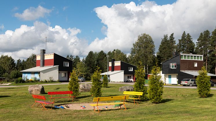 Skogsarbetarbyn i Jädraås med 18 villor byggdes 1951 efter ritningar av arkitekten Ralph Erskine. Margareta Cortés