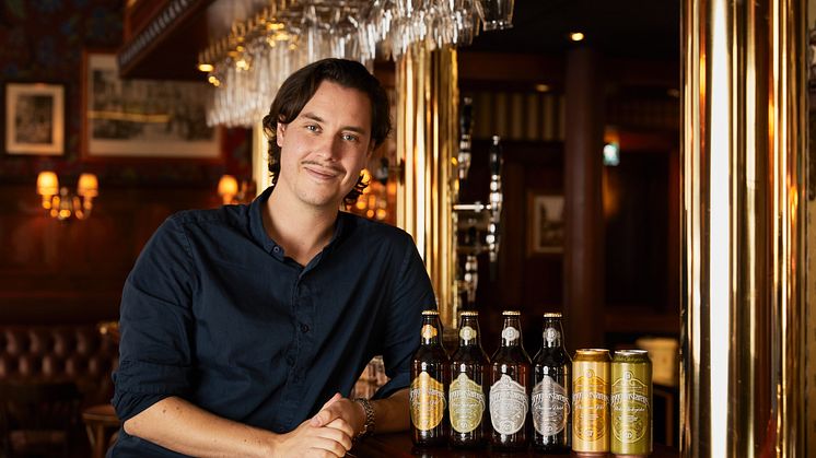 Martin Schmetzer tillsammans med den nya designen av Bryggmästarens som lanseras på Stockholm Beer & Whisky Festival.
