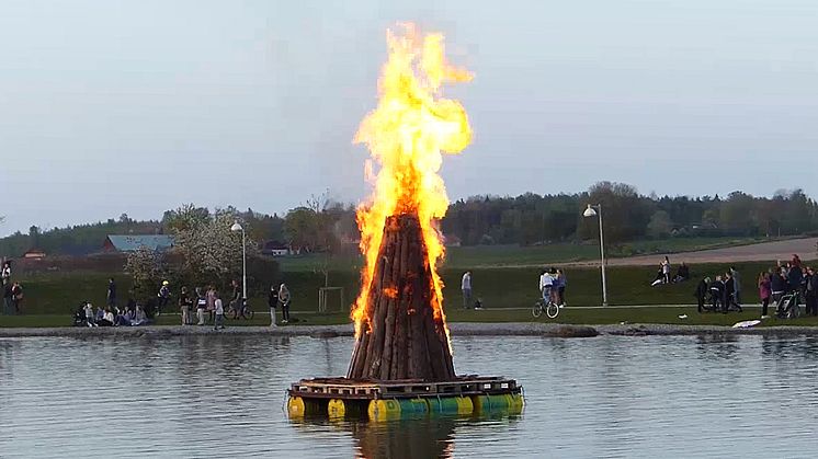 Vårelden från firandet i stadsparken 2019. Foto: Sydnärkenytt