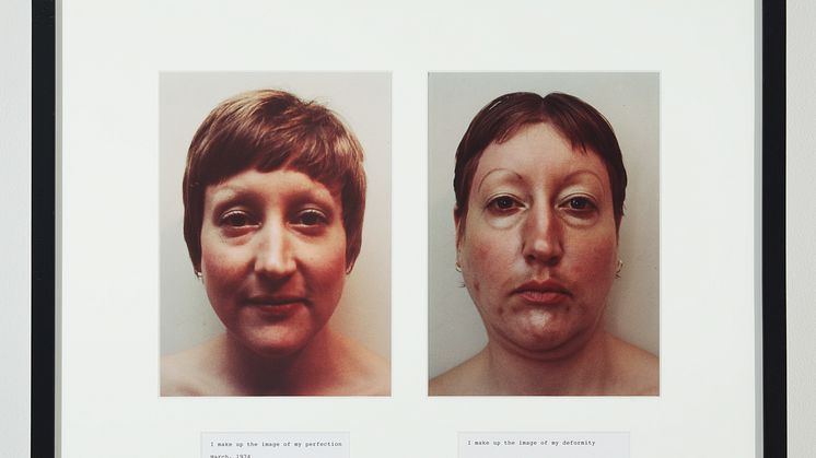 Martha Wilson, I Make Up the Image of My Perfection/I Make Up the Image of My Deformity, två färgfotografier med text, 1972/2008, 48 x 64 cm