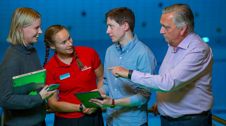 Friskvårdsansvariga Sofia Eriksson och badvärden Astrid Hermansson på anläggningen Navet i Umeå använder Senovic Cloud varje dag. Här med grundarna Sören Jakobsson och Andreas Brännström hos Senovic Solutions.