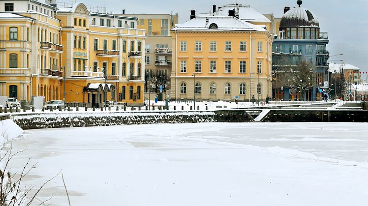 Vinter och kyla i kombination med lov innebär också fler ungdomar på stan och i köpcentra. De flesta har en trevlig stund med goda vänner men vi upplever också mer stök i centrum under loven.