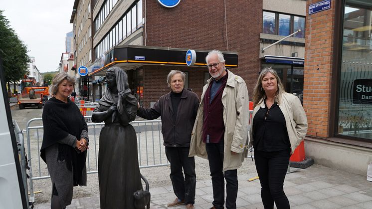 Konstkonsulten Sofia Bergman, konstnären Peter Linde, kommunantikvarie Carl Casimir och kultur- och fritidsnämndens ordförande Annelie Högberg intill den nya skulpturen som anlände på tisdagen.