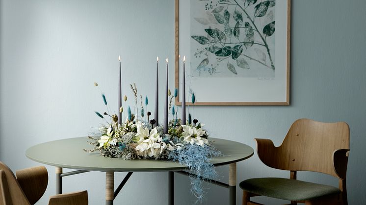 Blomsterarrangemang med snittade julstjärnor för designälskaren