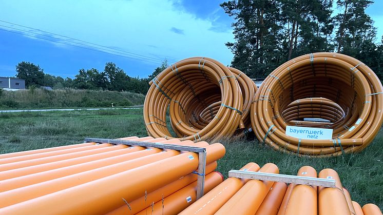 In Burglengenfeld wird auf einer Länge von 3,3 Kilometern entlang der Umgehungsstraße eine neue Hochdruckleitung gebaut. Die dafür nötigen Rohre liegen bereit.