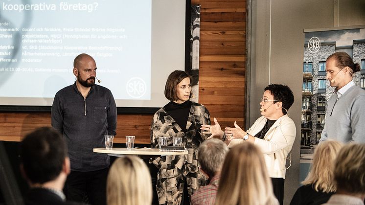 Tommy Eklöf, hållbarhetsansvarig, Länsförsäkringar Östgöta, Nadine Ghawi, projektledare MUCF, Eva Nordström, vd SKB och Johan Hvenmark, docent och forskare, Ersta Sköndal Bräcke Högskola, på SKBs seminarium i Almedalen. Foto: Johan Lindskog