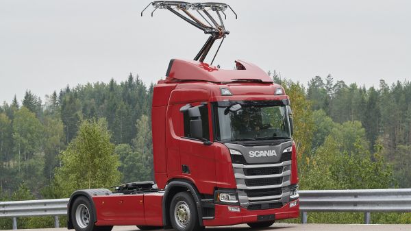 Scania R 450 Hybrid mit Pantograf für deutsche E-Highways.