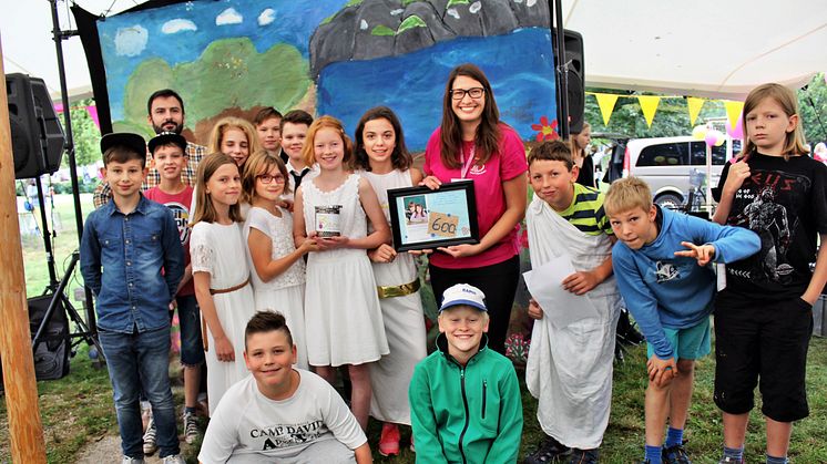 TüV Rheinland Oberschule führt Musical zum Tag der offenen Tür auf und übergibt Spende