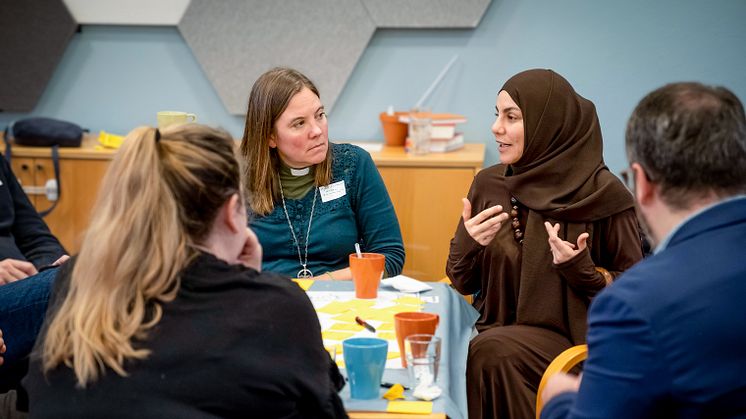 På bilden syns bland annat Agnes Callewaert, diakon i S:ta Maria kyrka i Malmö. Till höger om henne i bild sitter Valley Ghenem från Malmö Muslimska nätverk/Islamakademien. 