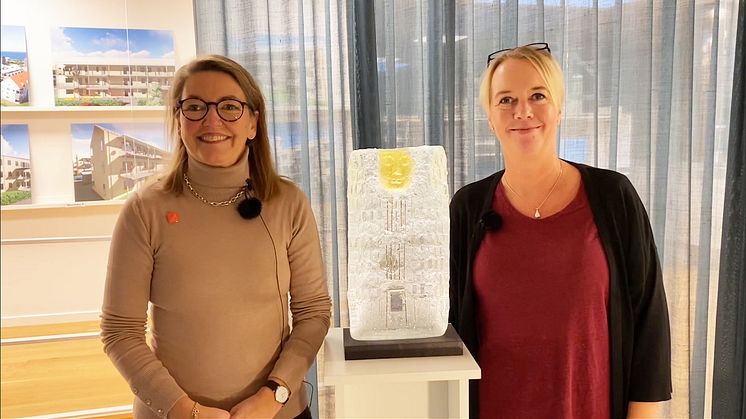I dag har GotlandsHem tagit emot Fastigopriset för sitt arbete med att skapa en gemensam lönemodell för alla medarbetare. VD Elisabeth Kalkhäll och HR-ansvarig Jenny Guteäng med priset som är en glasskulptur av Leif Ahrle.