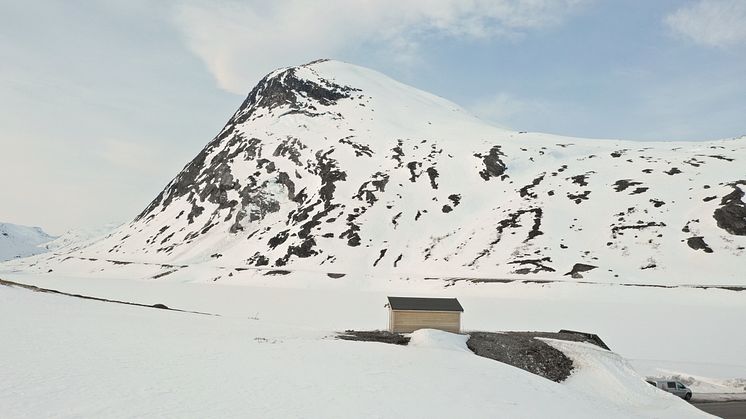 Store skred fra Stavbrekka hindrer tidlig åpning av turistveien fra Lom til Geiranger. 