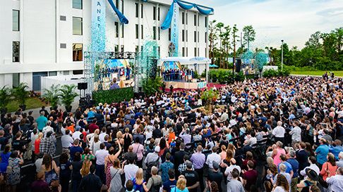 Mer än 2000 personer deltog vi invigningen av de ideala Scientologi-kyrkan  i Orlando, Florida