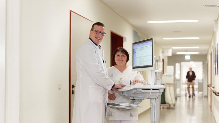 Dr. med. Sven Fuest und Gesundheits- und Krankenpflegerin Angela Gumenscheimer arbeiten in der Hephata-Neurologie mit der digitalen Patientenakte. (Foto: Stefan Betzler)