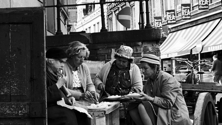 Matpaus utanför basarerna på Kungstorget. Foto: Göteborgs stadsmuseum