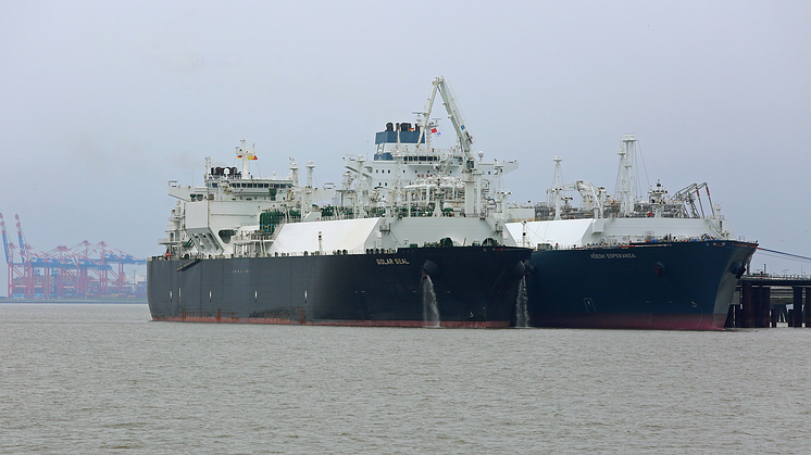 lng-tanker-golar-seal-am-fsru-hoegh-esperanza-in-wilhelmshaven-bjoern-luebbe-zukunft-gas-rgb