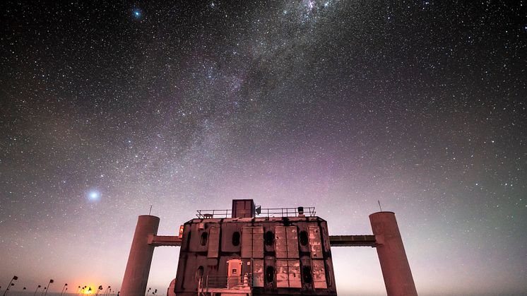 IceCube på Sydpolen är världens största neutrinoteleskop, begravt på ett djup mellan 1,5 km och 2,5 km ner i den antarktiska glaciären. Foto: Martin Wolf, IceCube/NSF 