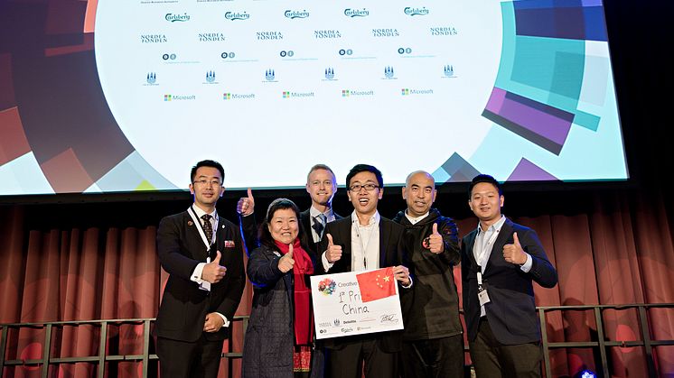 Det kinesiske vinder-team CellRobot med repræsentanter fra deres hjemland og direktør for Creative Business Cup, Rasmus Tscherning - Foto Creative Business Cup