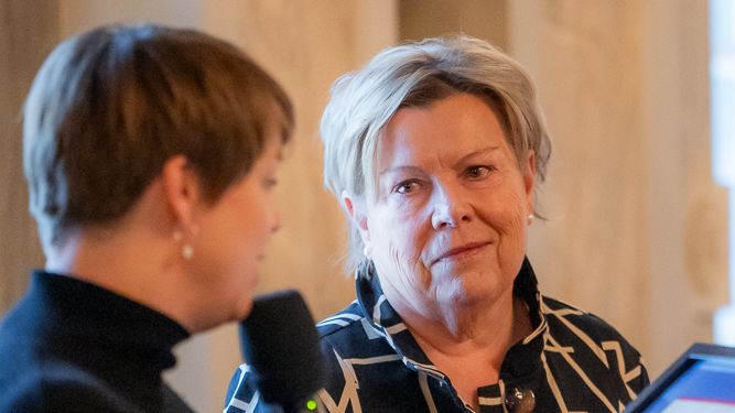 Karin Mårtensson mottog diplomet av Kommunstyrelsens ordförande Katrin Stjernfeldt Jammeh. Foto Fredrik Johansson. 