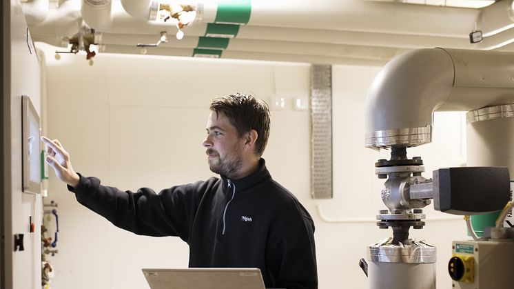Drifttekniker Niklas Johansson arbetar med Hotell Hedens energisystem.jpg