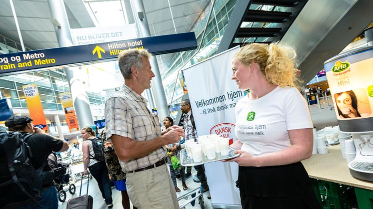 Hjemvendte danskere fik tilbud et glas frisk dansk Lærkevang mælk i lufthavnen i den forgangne weekend