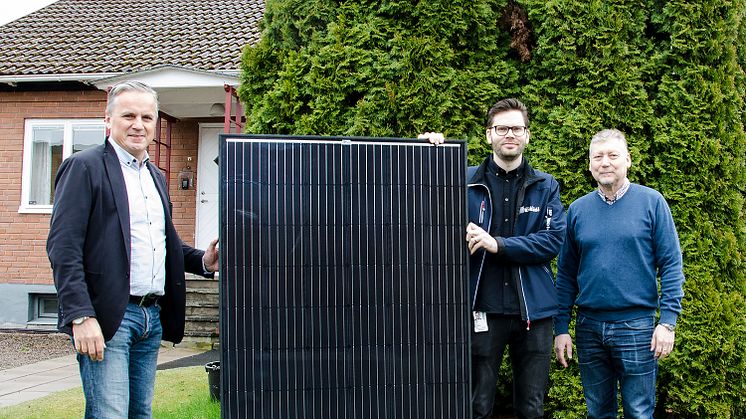 Elen produceras med hjälp av solceller som monteras på taket och som producerar el via solens strålar. På bild från höger Anders Rydén, Mårten Nelson och Lars-Olof Andresen.