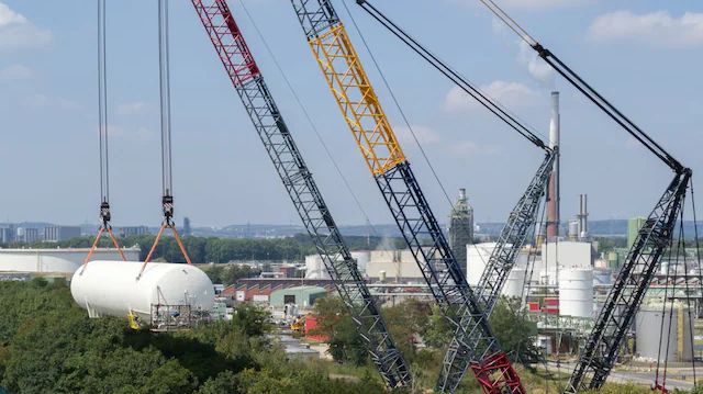 Sichtbares Symbol der Energiewende: Shell hebt drei 50 Meter lange Bio-LNG-Tanks in den Energy and Chemicals Park Rheinland | Foto: Shell plc