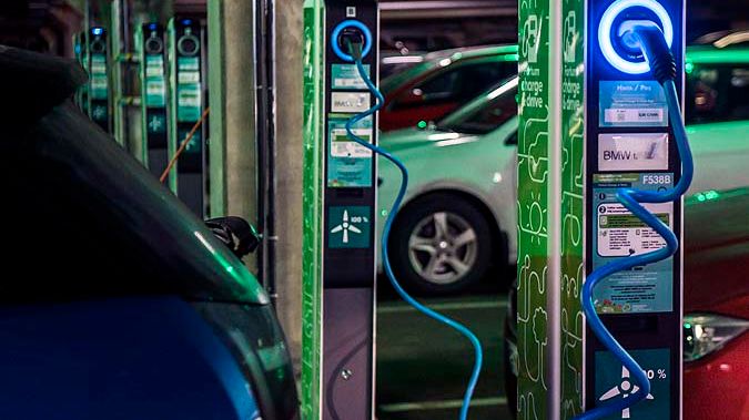 BMW ja Fortum helpottavat messuvieraiden sähköautoilua Helsingissä
