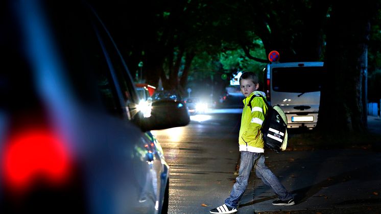 Insbesondere diejenigen, die zu Fuß oder mit dem Fahrrad unterwegs sind, müssen jetzt im Straßenverkehr besonders auf ihre Sichtbarkeit achten. Foto: Benito Barajas. 