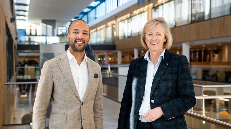 Martin Anmarkrud Kiligitto, administrerende direktør i Nordvik og Heidi Skaaret, konserndirektør for personmarkedet i Storebrand. Foto: Kristian Skalland Moen / Storebrand